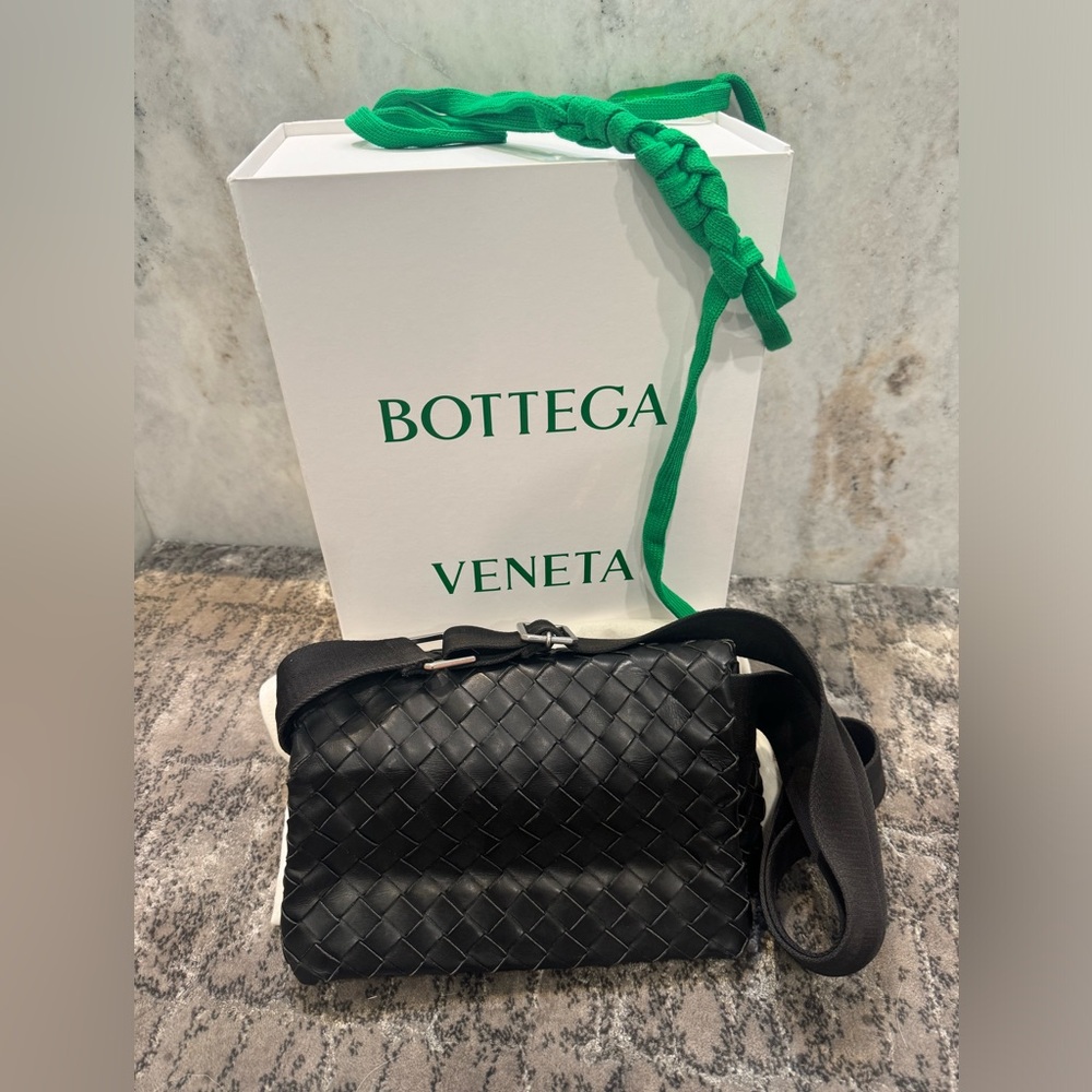 ✨SOLD✨BOTTEGA VENETA Black Intrecciato fold over crossbody bag.